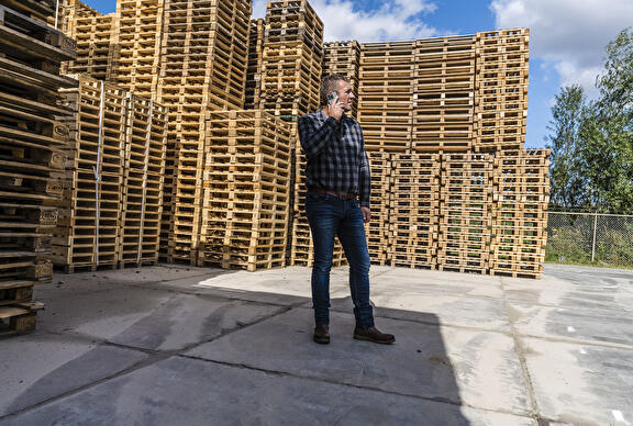 Stapel pallets met persoon