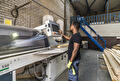 Medewerker stelt machine in.