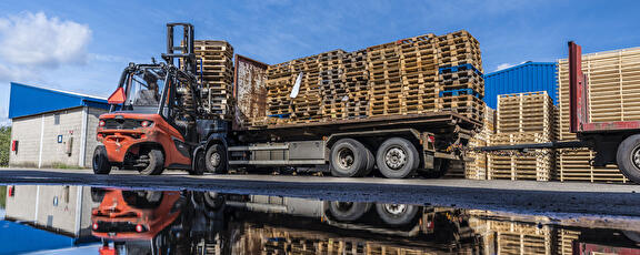 Heftruck palletten aan het laden op een vrachtwagen