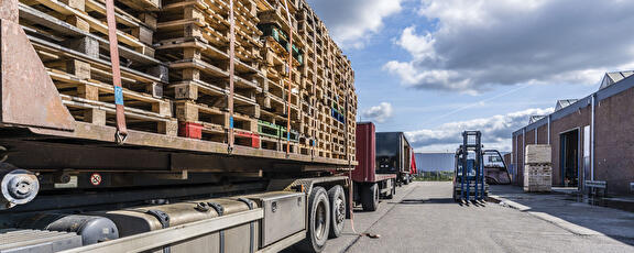Vrachtwagen volgeladen met pallets.