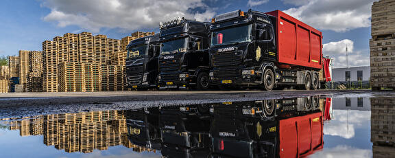 Pallets opgestapelt met 3 vrachtwagens