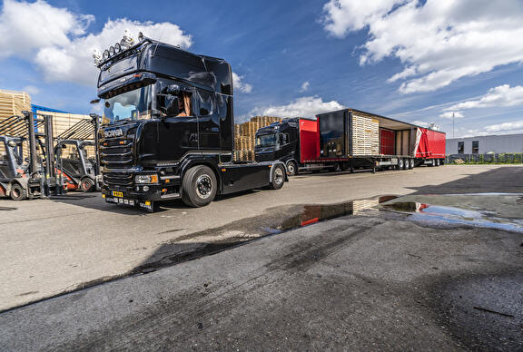 Vrachtwagens met pallets