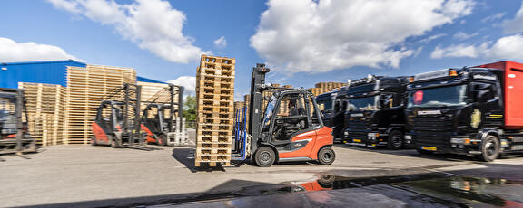 Wagenpark met vrachtwagens en heftrucks