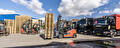Wagenpark met vrachtwagens en heftrucks