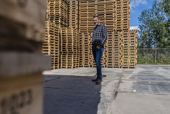 A.Sikkema poseert voor pallets