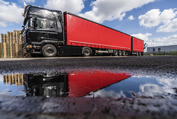 Vrachtwagen met ligger