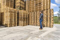 Grote stapel met pallets